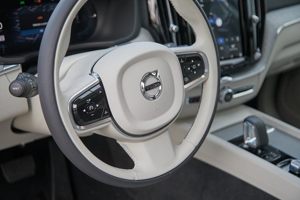 2025 VOLVO XC60 - Image 13
