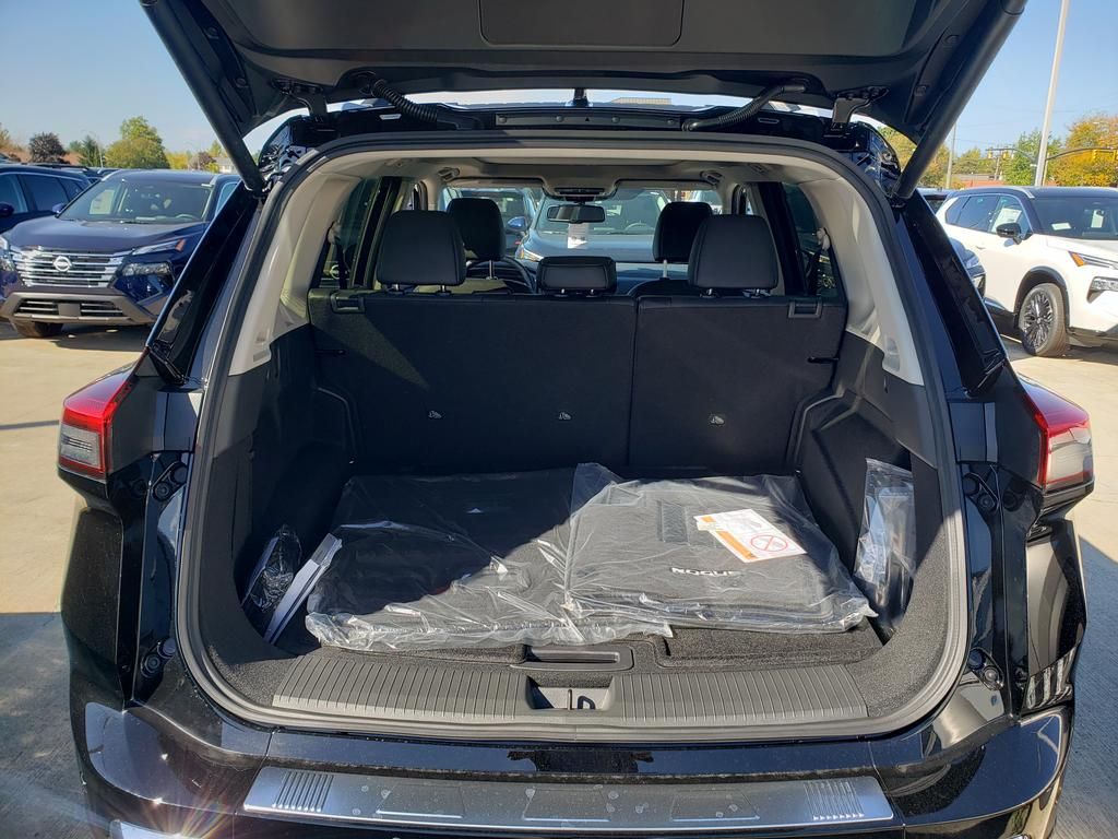 2026 Nissan Rogue Platinum photo 2