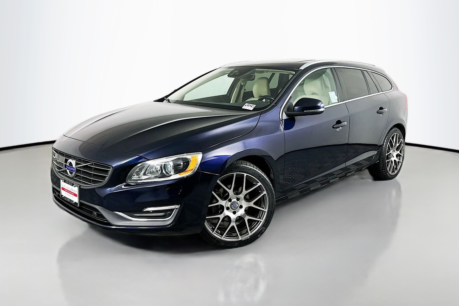 2016 Volvo V60 Platinum's photo