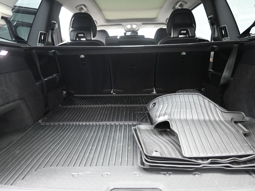 2025 Volvo XC90 T8 Plus photo 10