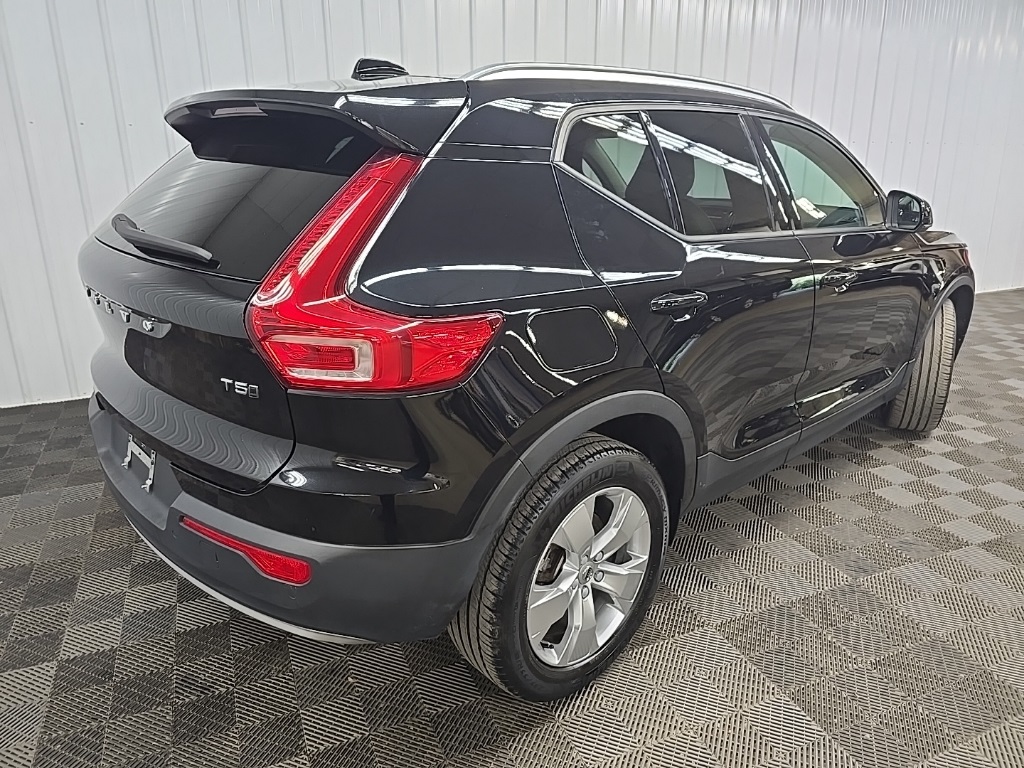 2022 Volvo XC40 Momentum photo 10