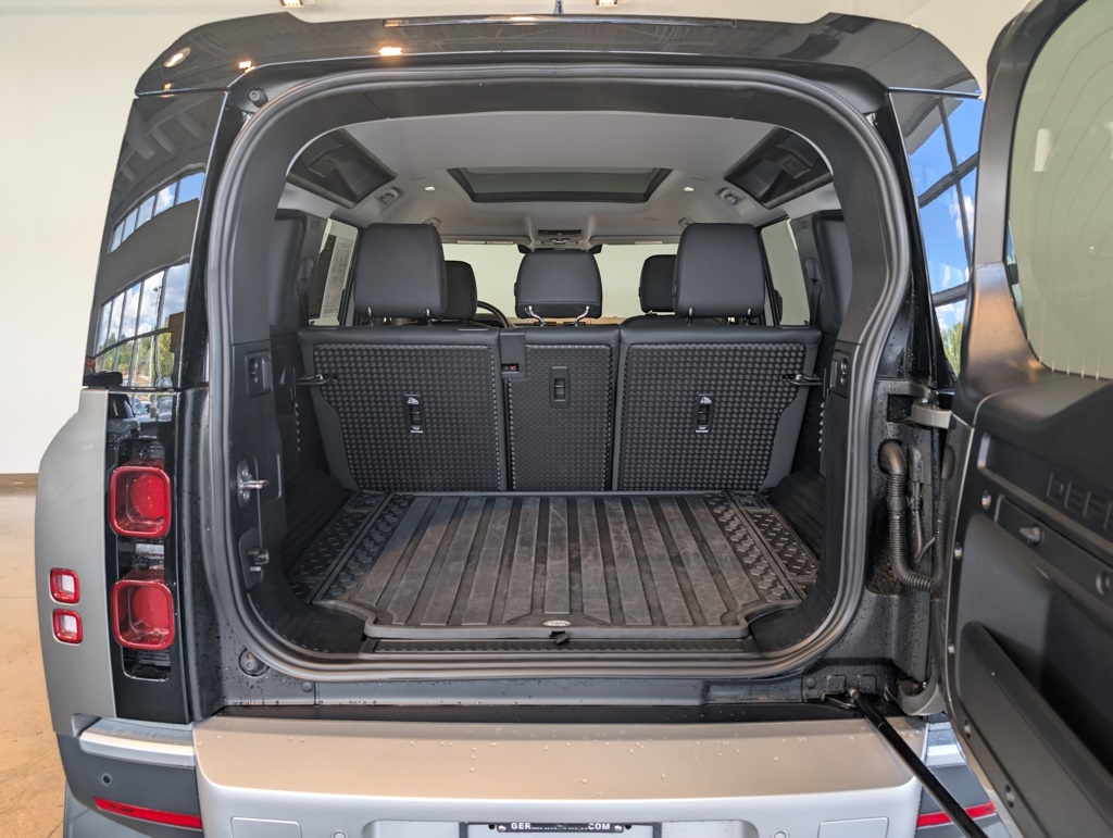2025 Land Rover Defender 110 S photo 5