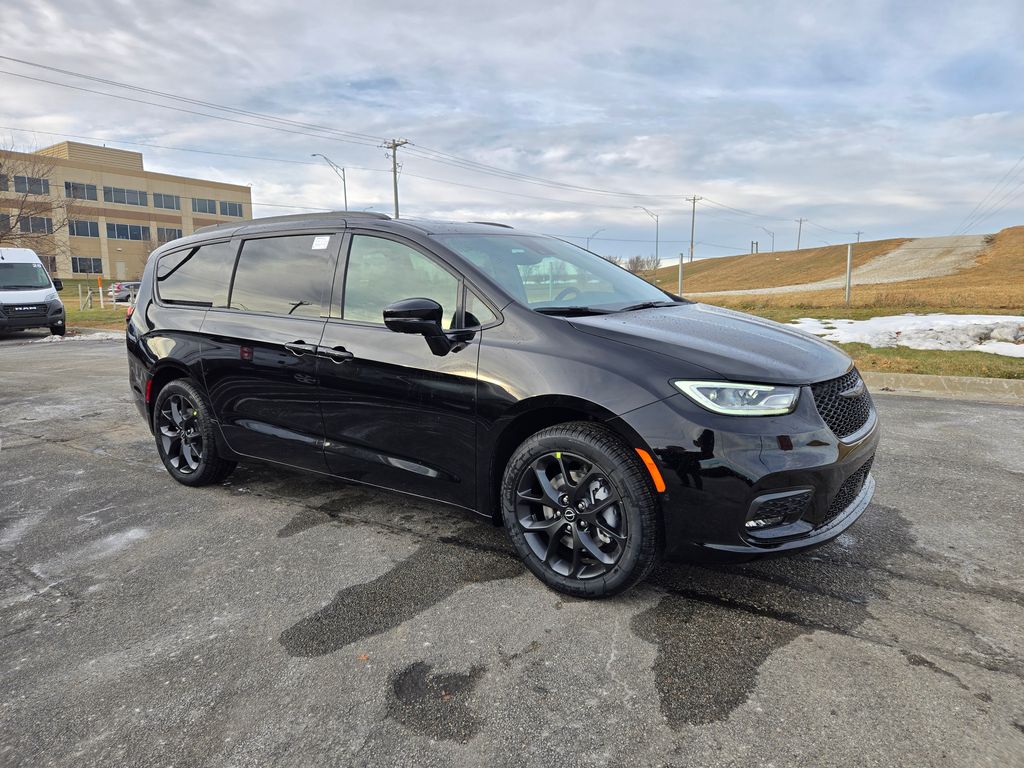 2026 Chrysler Pacifica Limited's photo