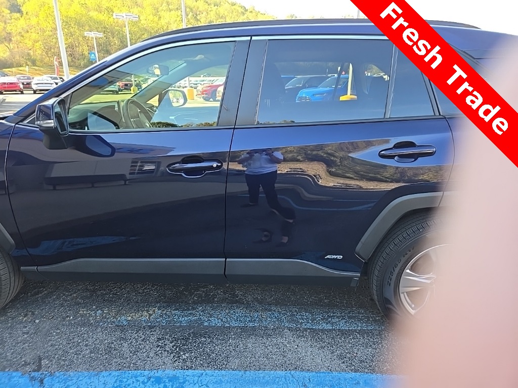 2023 Toyota RAV4 Hybrid XLE photo 3