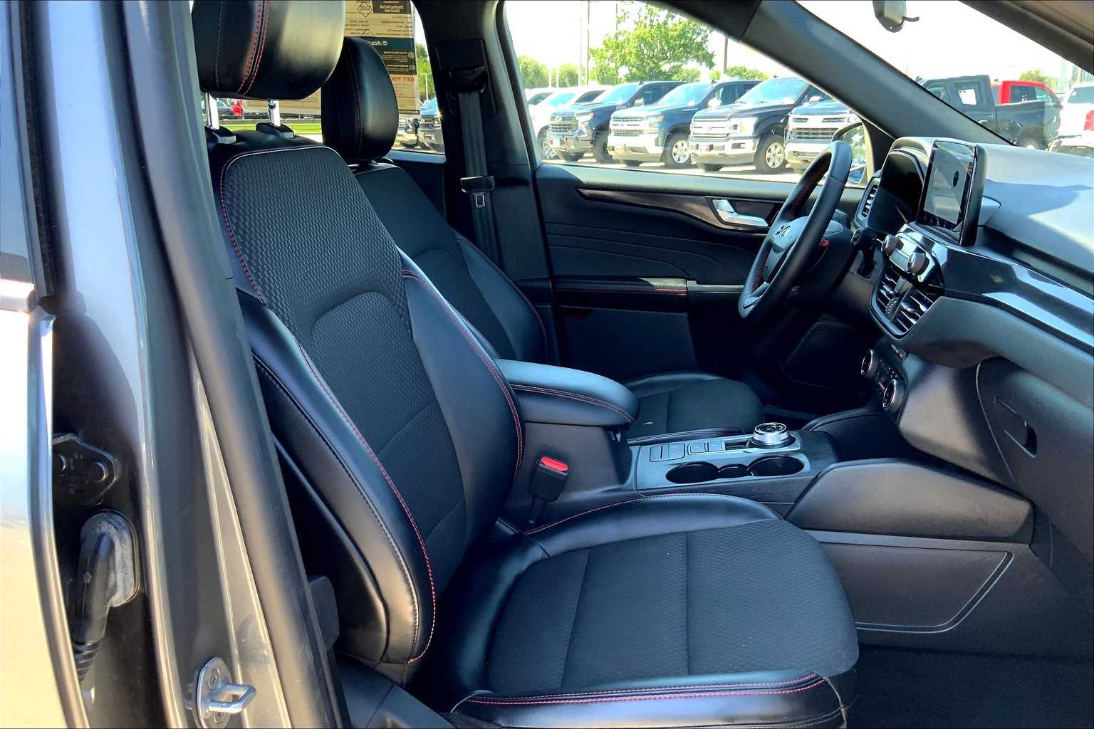 2024 Ford Escape ST-Line photo 6