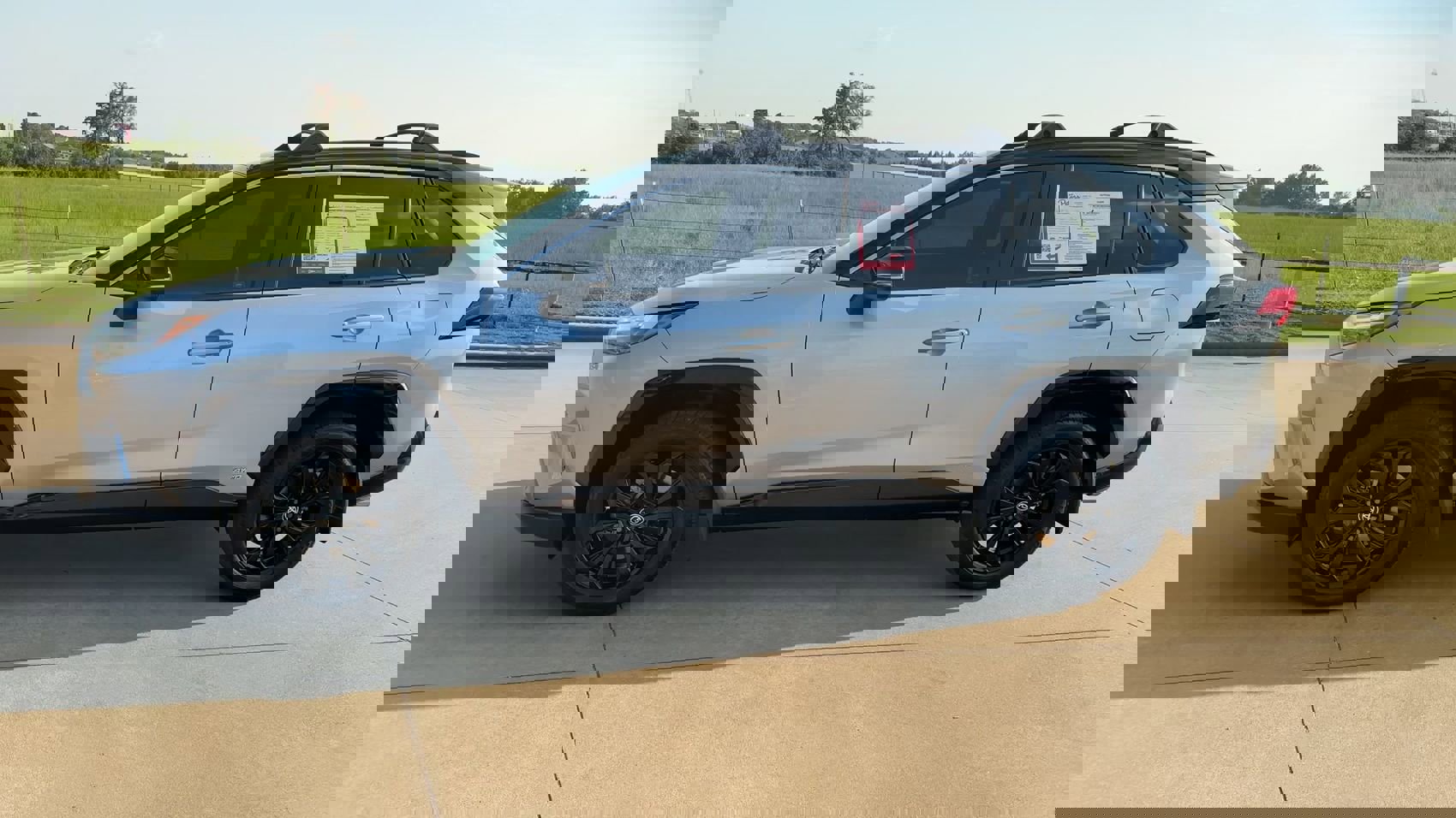 2023 Toyota RAV4 Hybrid XSE photo 4
