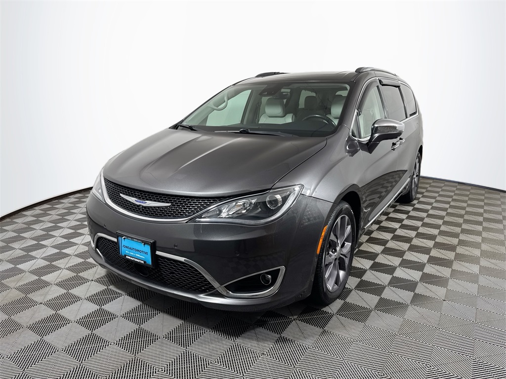 2019 Chrysler Pacifica Limited's photo