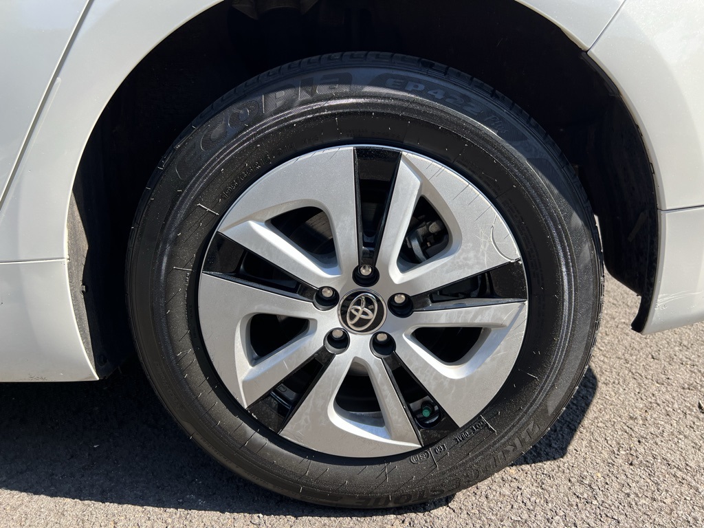 2016 Toyota Prius Four photo 8