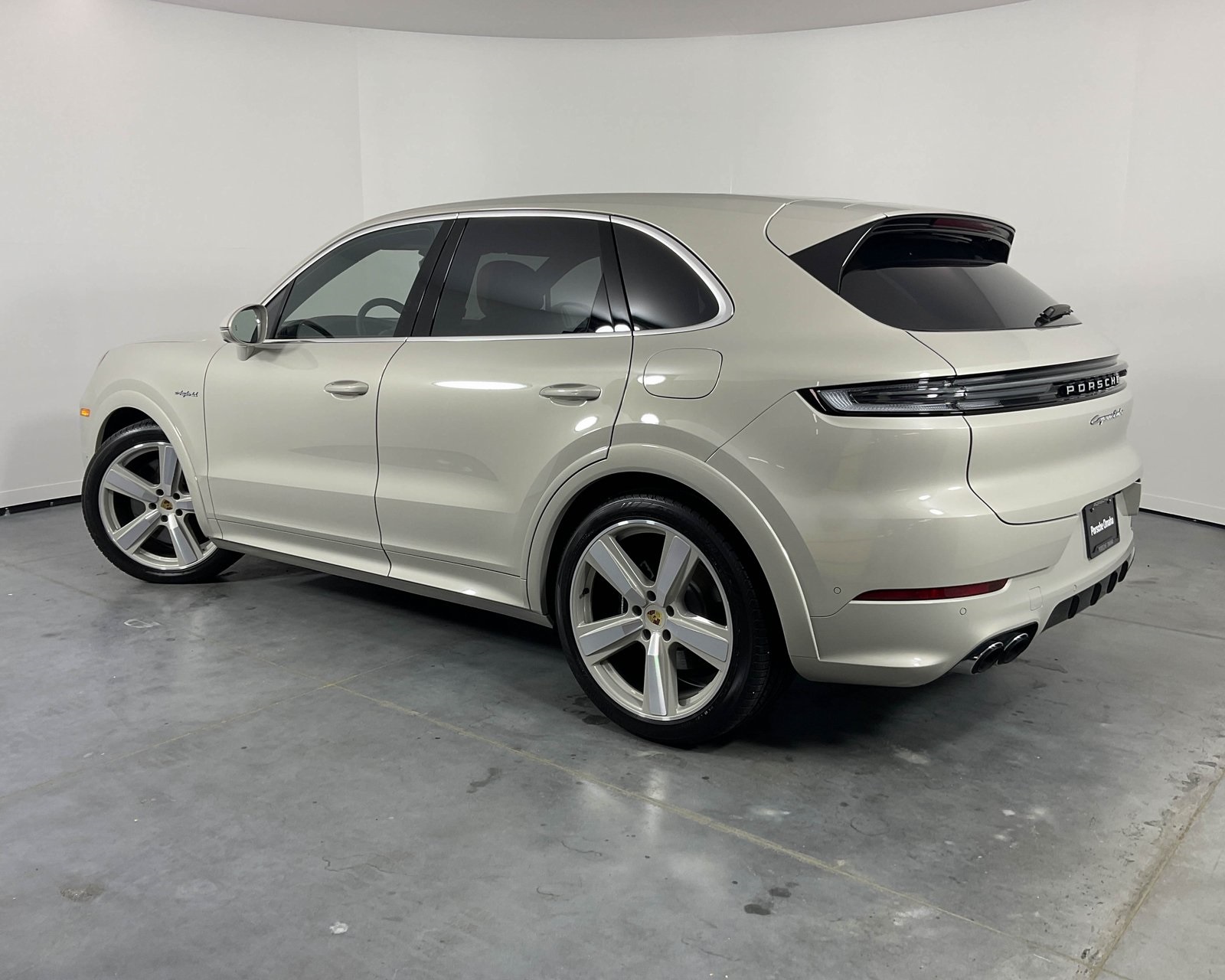 2024 Porsche Cayenne Turbo E-Hybrid photo 3