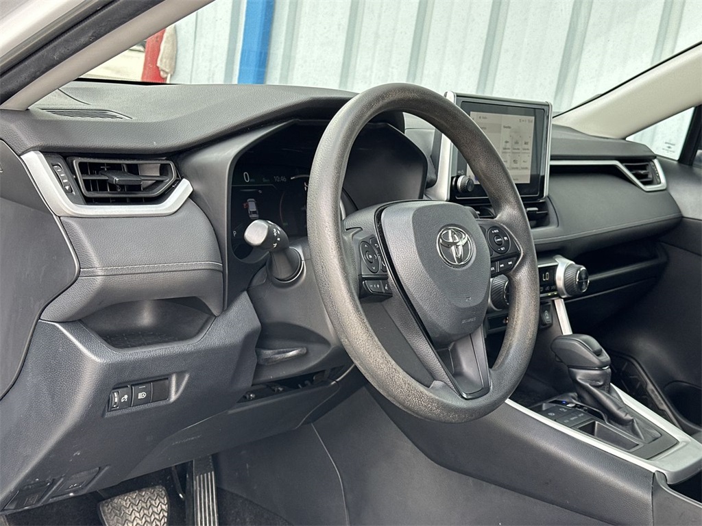 2023 Toyota RAV4 XLE photo 9