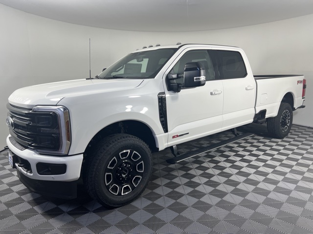 2025 Ford F-350 Super Duty Platinum's photo