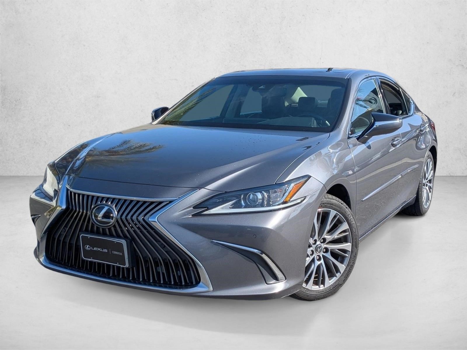 2020 Lexus ES 350's photo