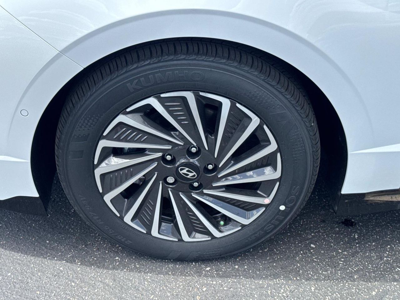 2025 Hyundai Sonata Hybrid Limited photo 3
