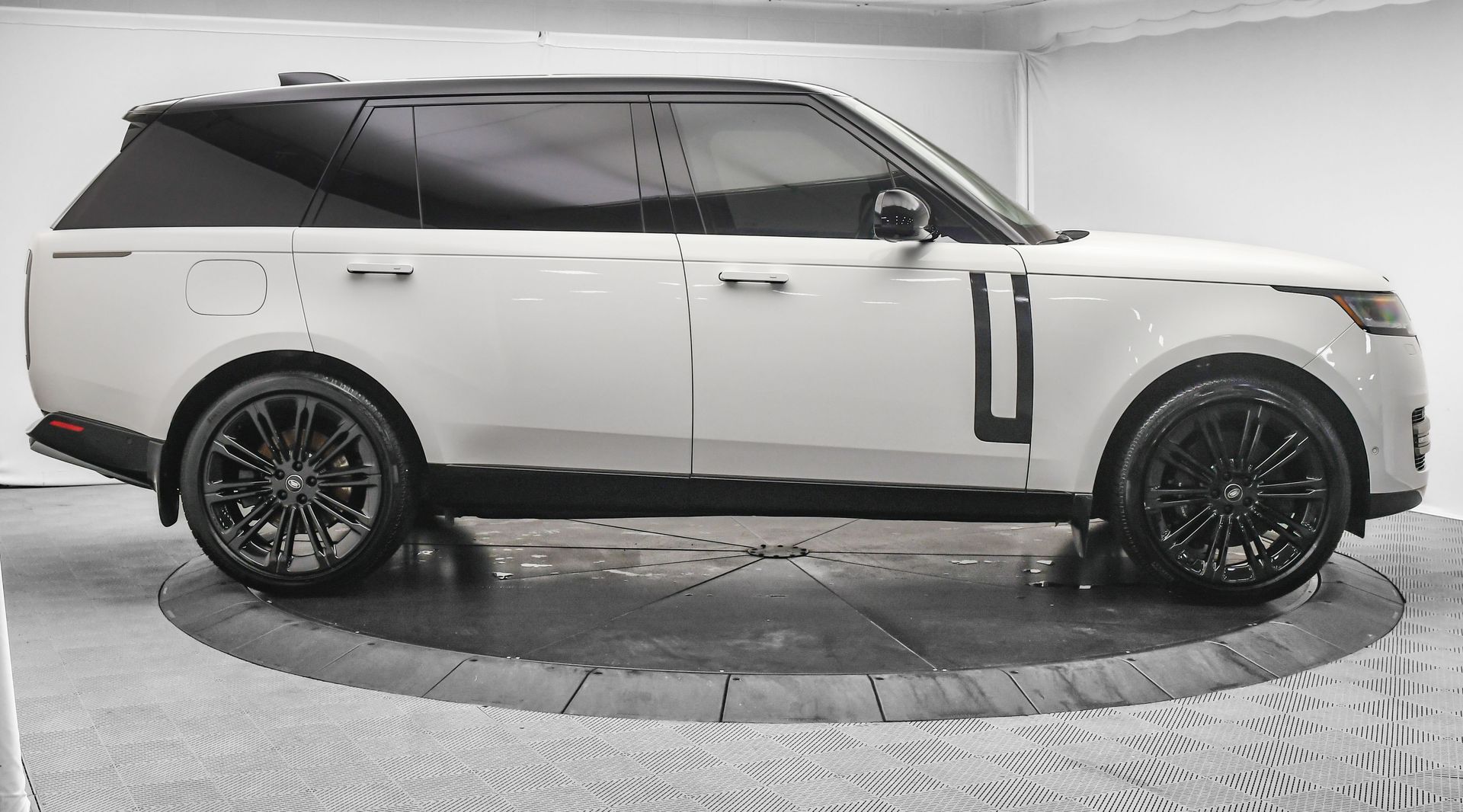 2025 Land Rover Range Rover SE photo 11