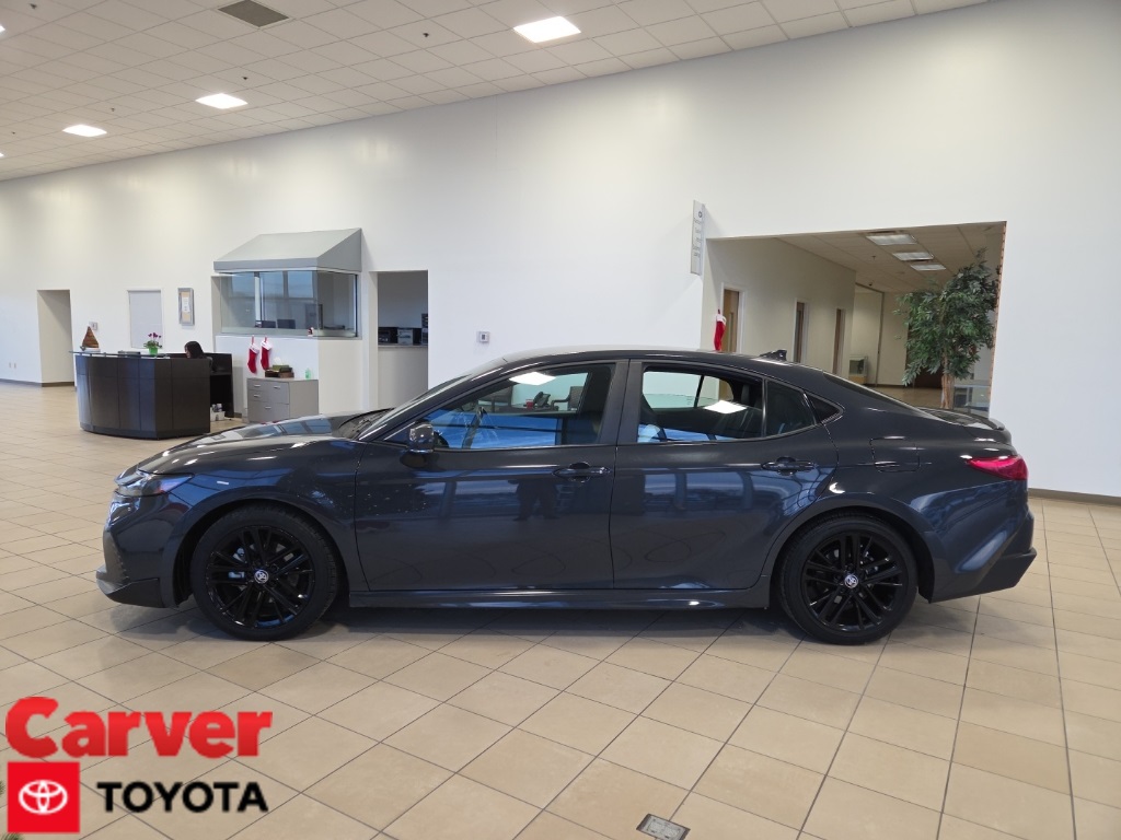 2025 Toyota Camry SE's photo