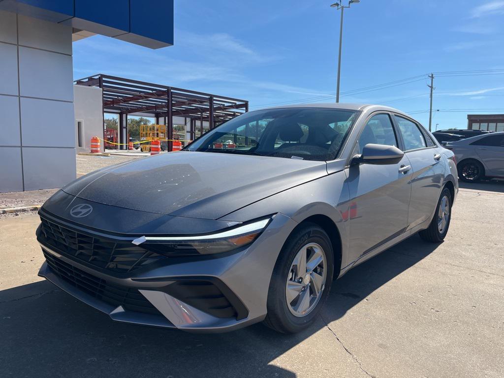 2025 Hyundai Elantra SE photo 2