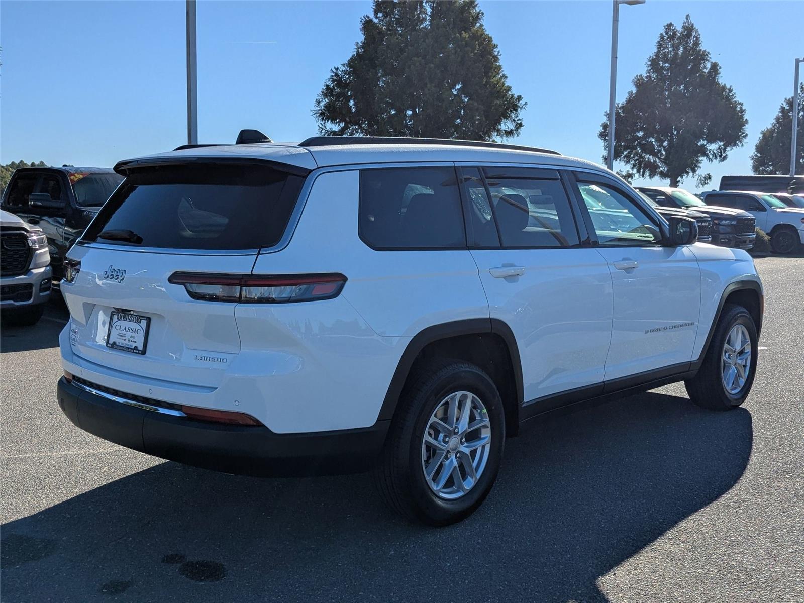 2025 Jeep Grand Cherokee Laredo photo 3