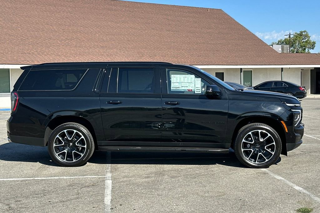 2025 Chevrolet Suburban RST photo 2