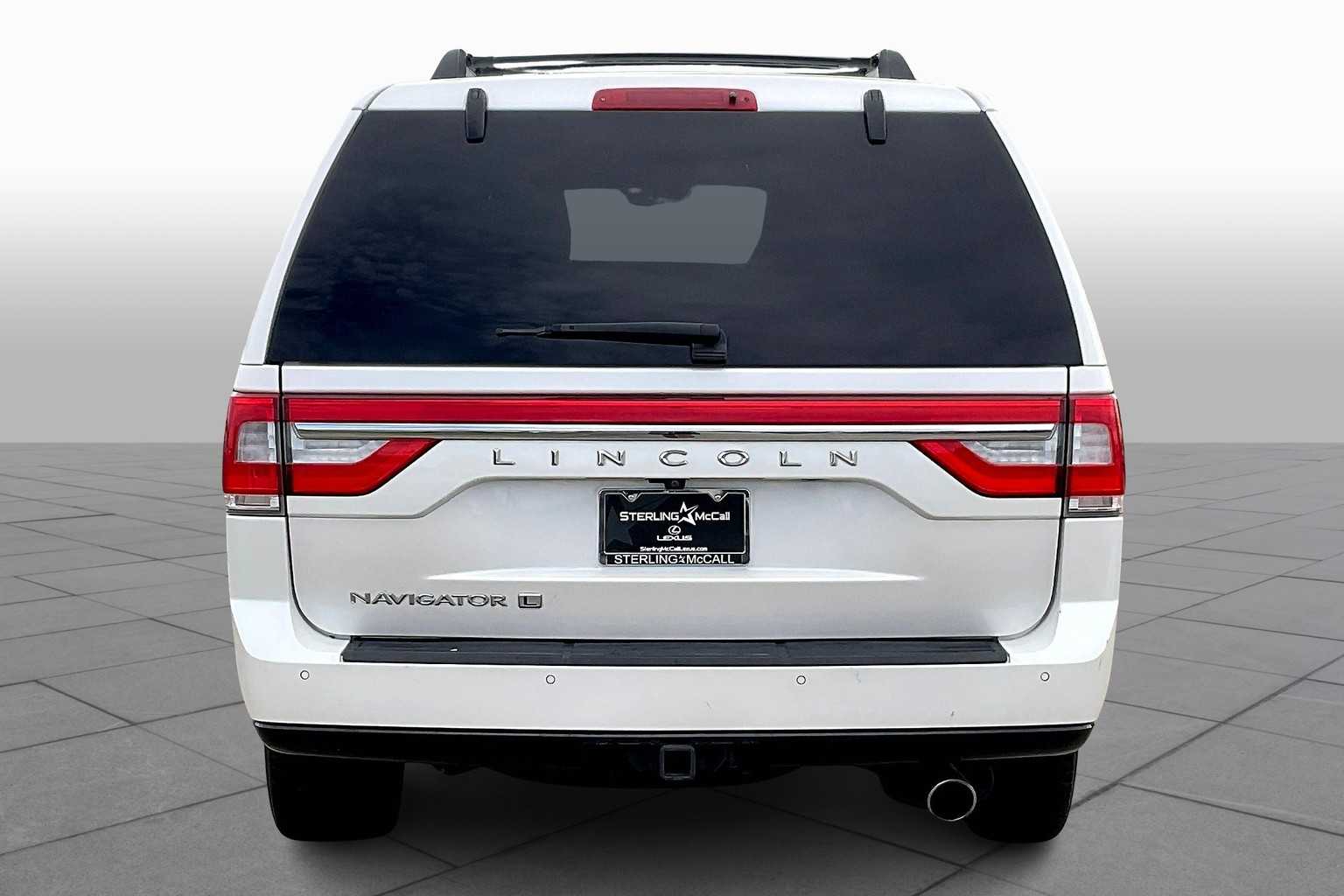 2017 Lincoln Navigator L Reserve photo 4
