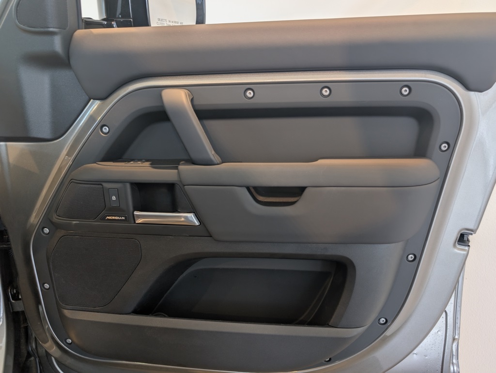 2025 Land Rover Defender 110 S photo 27