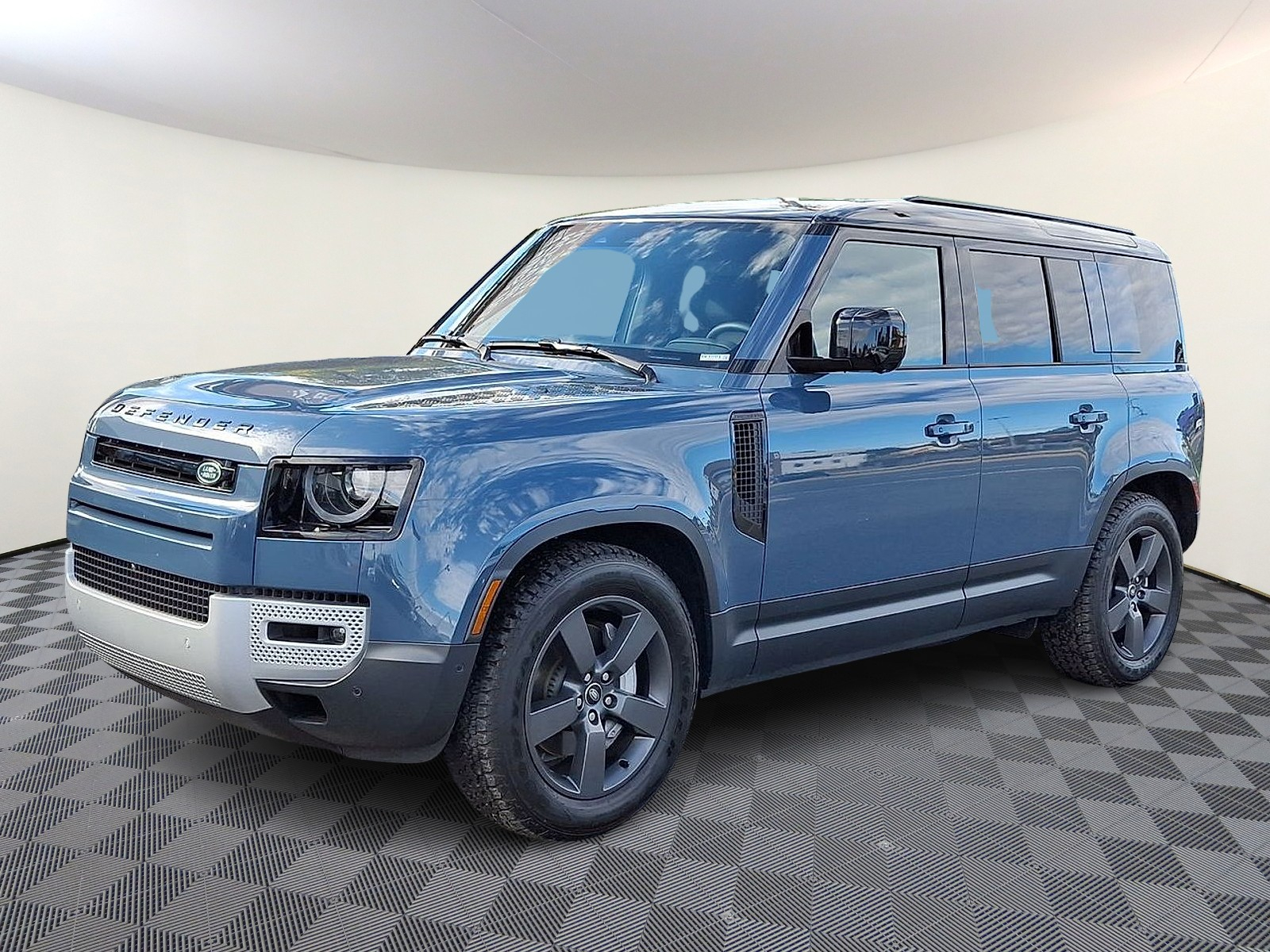 2025 Land Rover Defender S's photo