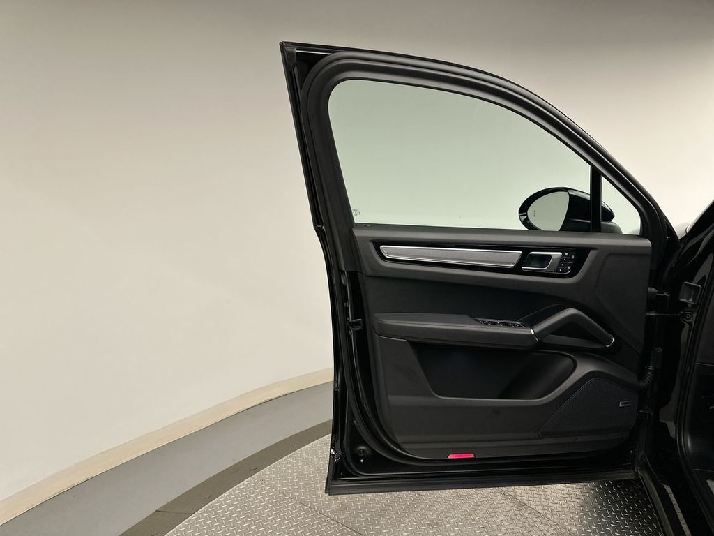 2022 Porsche Cayenne Base photo 9