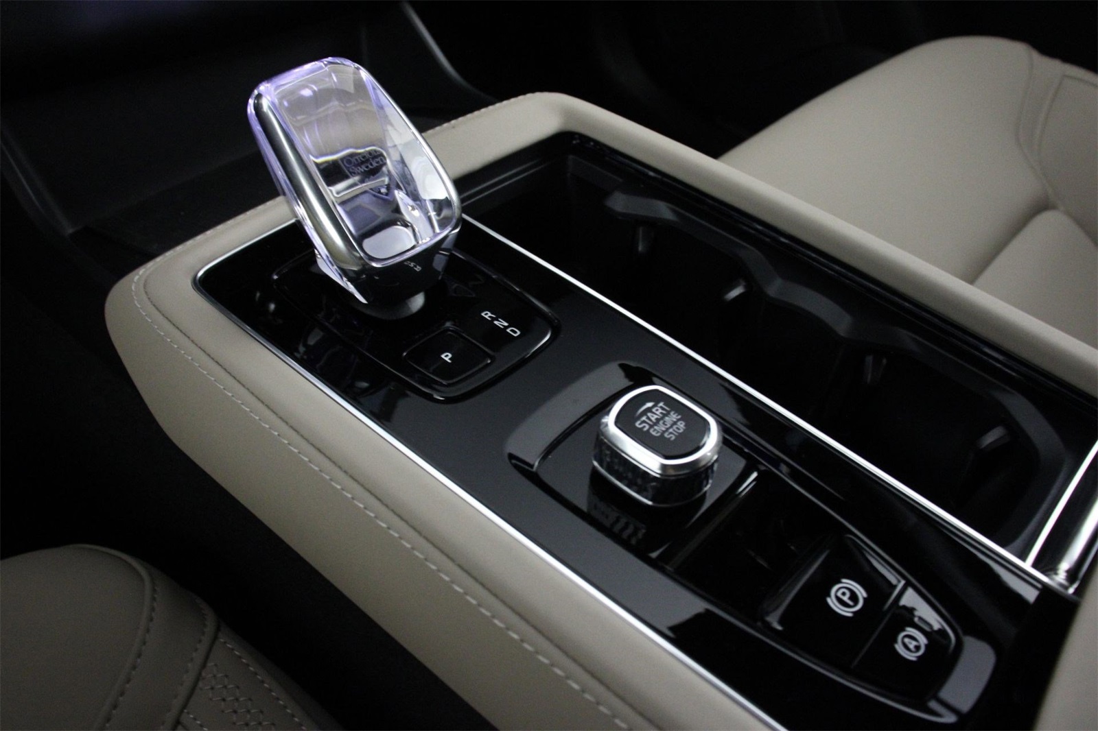 2026 Volvo XC90 Plus Black Edition photo 7