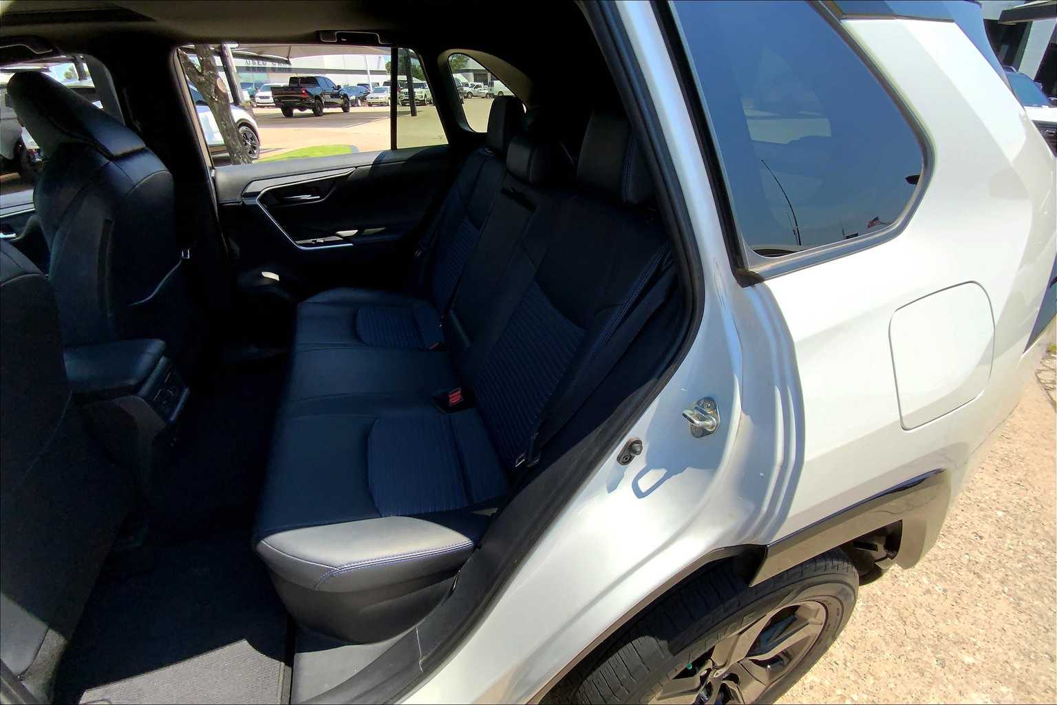 2019 Toyota RAV4 Hybrid XSE photo 18