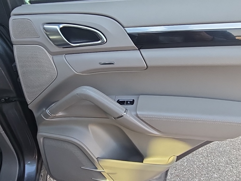 2013 Porsche Cayenne Base photo 27