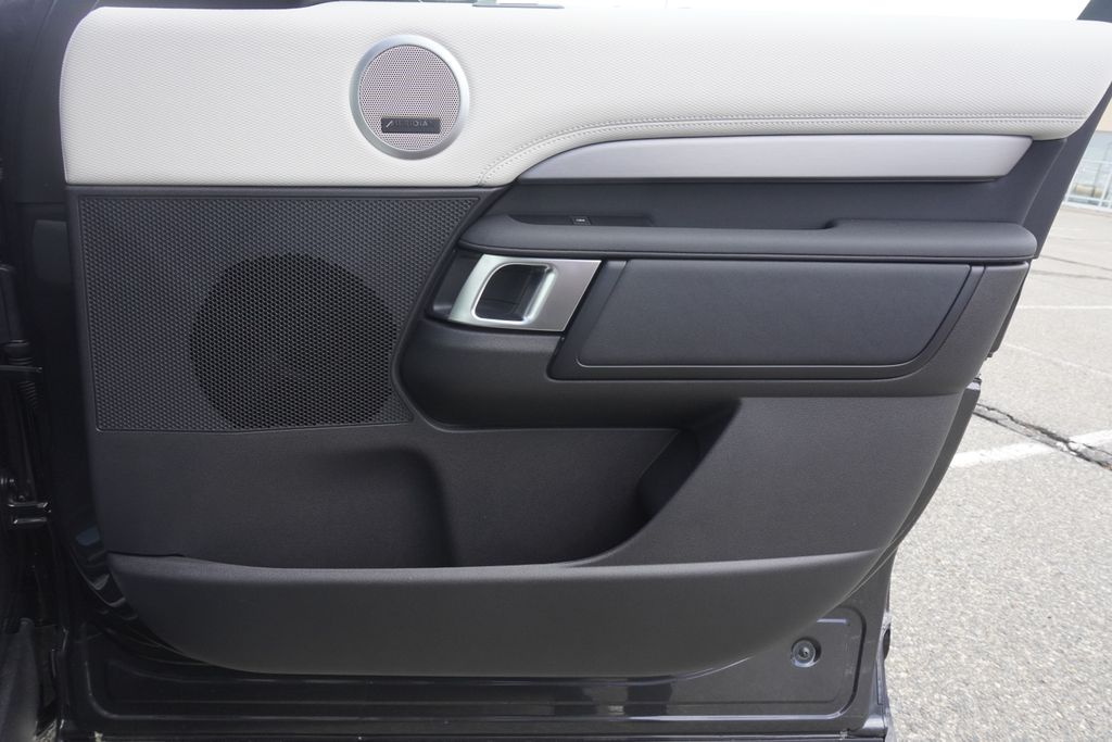 2025 Land Rover Discovery SE photo 19