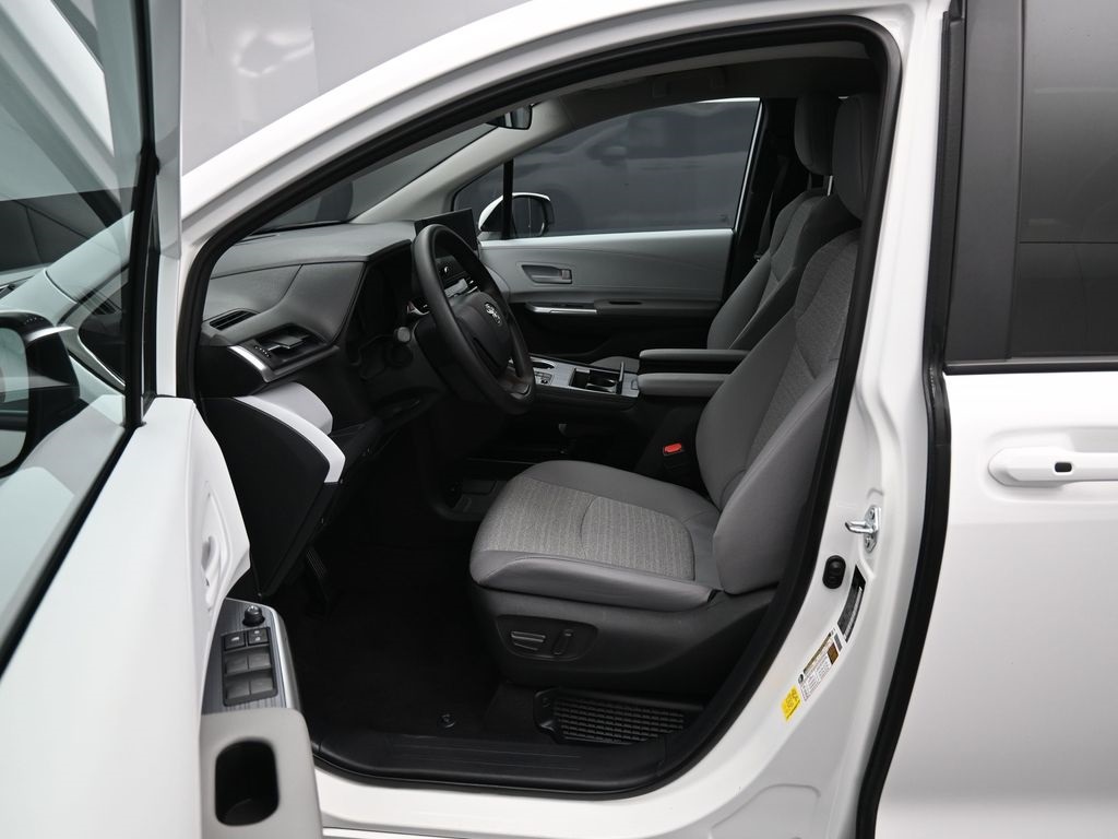 2025 Toyota Sienna LE photo 9