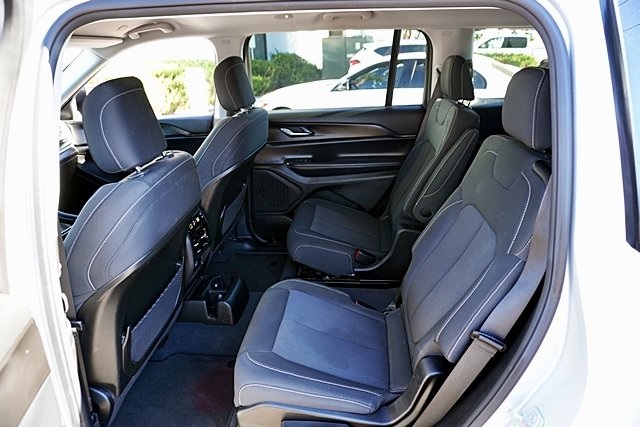 2023 Jeep Grand Cherokee Laredo photo 15
