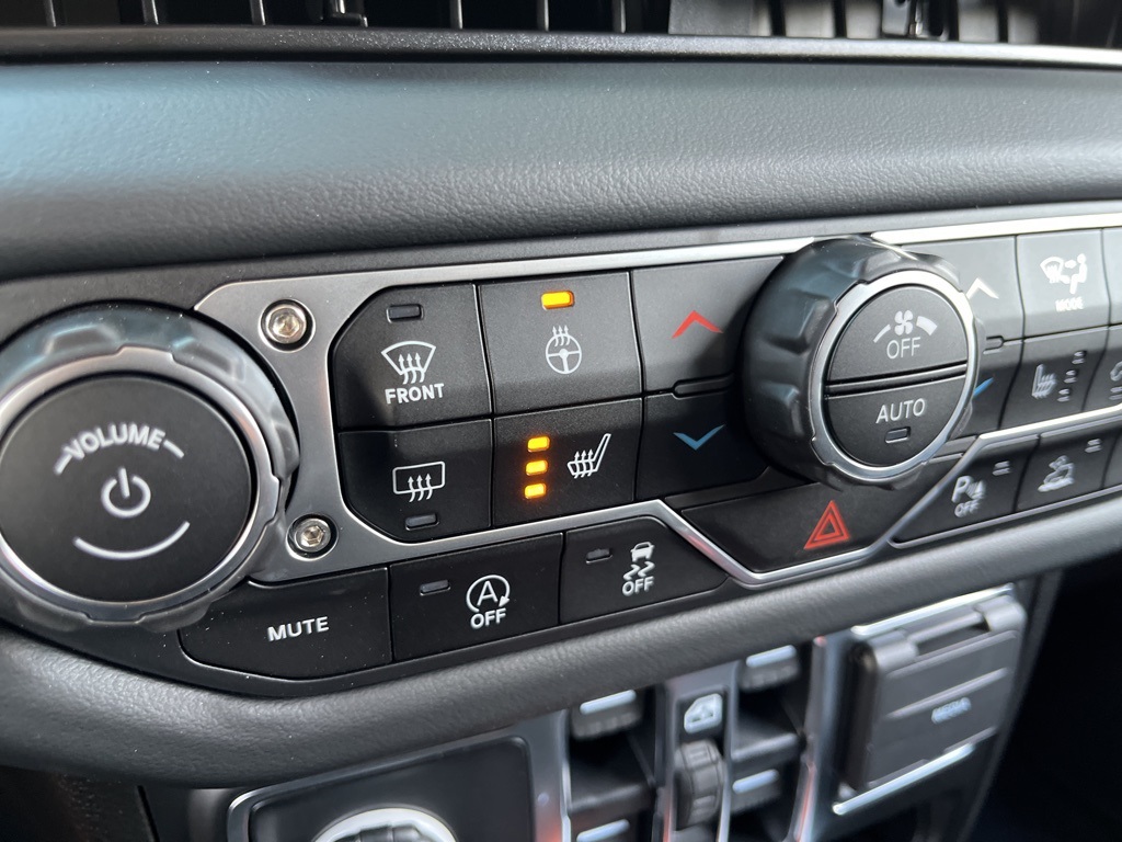2025 Jeep Wrangler Sahara photo 4