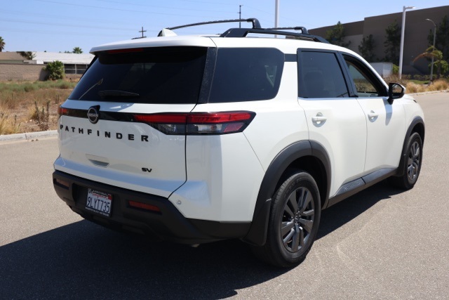 2024 Nissan Pathfinder SV photo 2