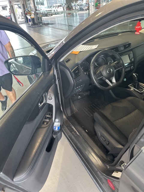 2019 Nissan Rogue SV photo 4