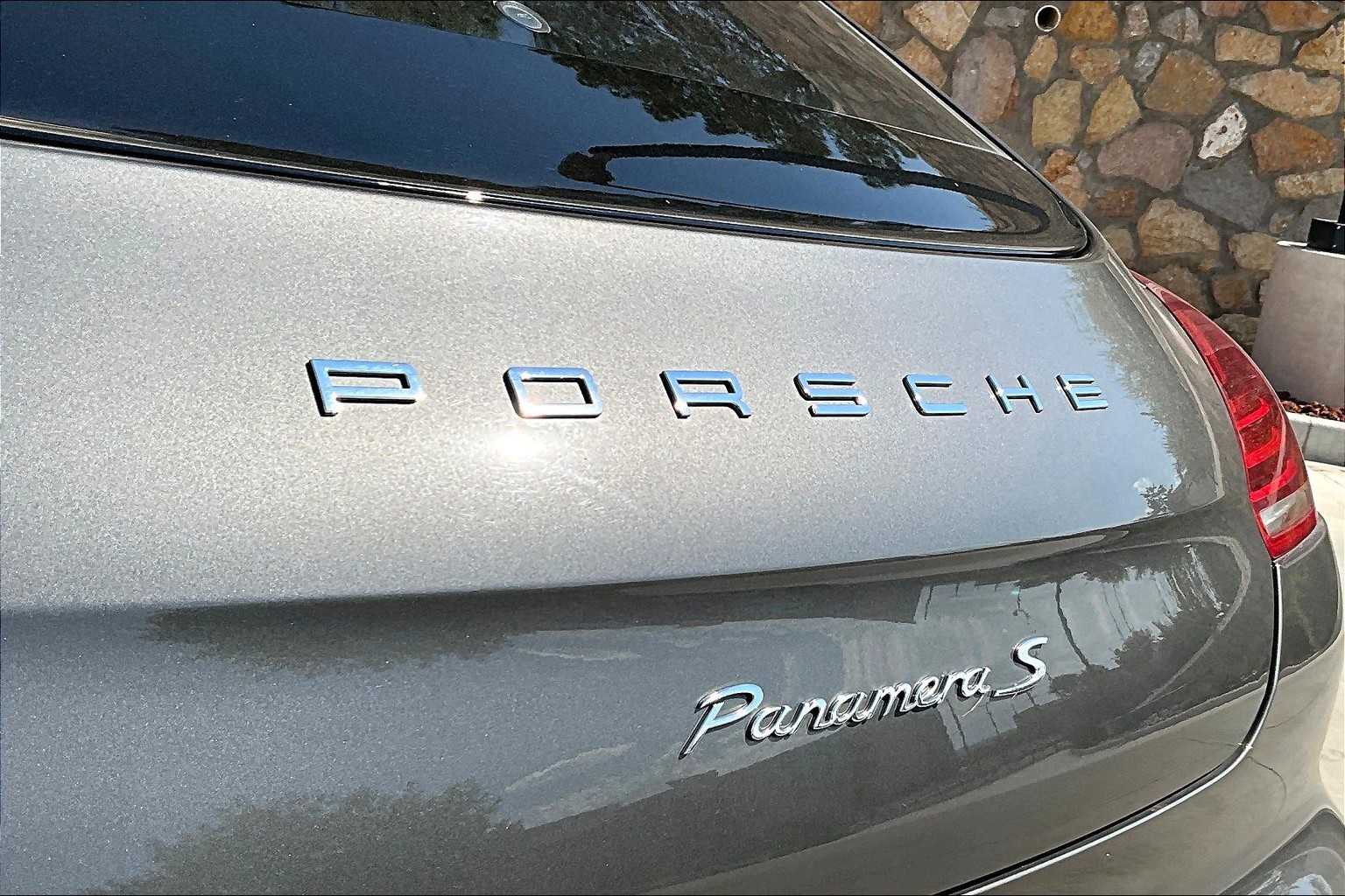2016 Porsche Panamera S photo 21