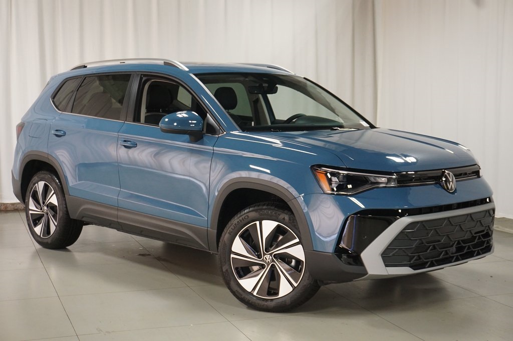 2025 Volkswagen Taos SE photo 3