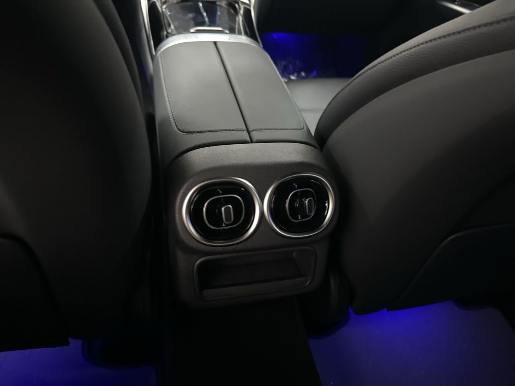 2025 Mercedes Benz GLC 300 photo 13