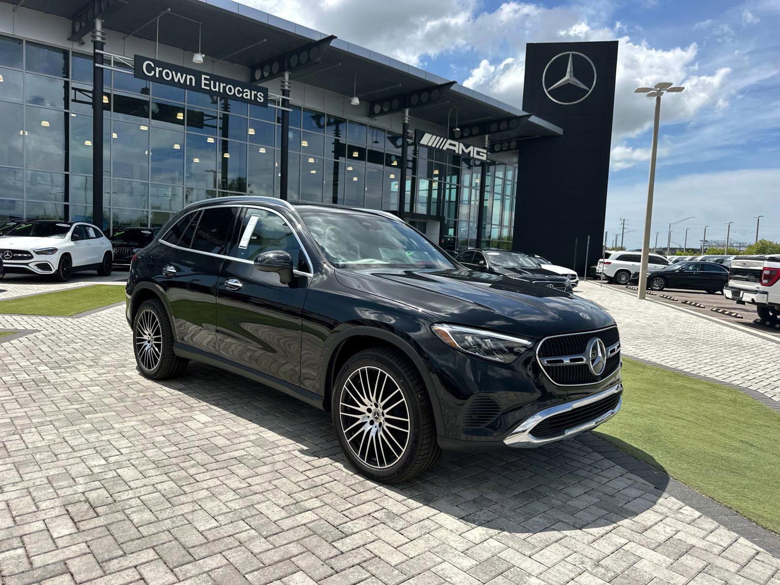 2025 Mercedes Benz GLC 300 4MATIC photo 2