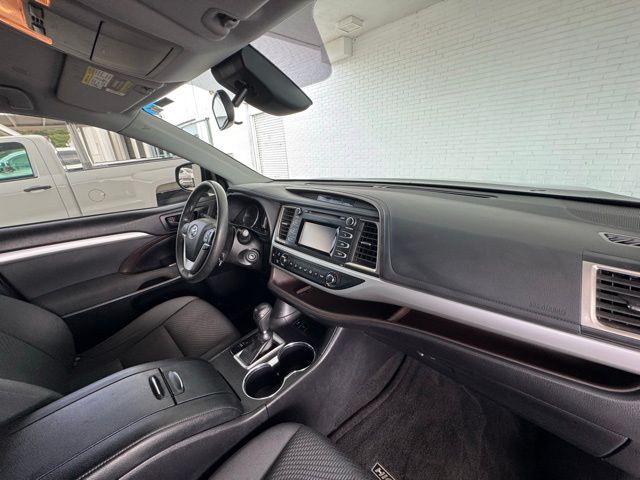 2019 Toyota Highlander LE photo 13