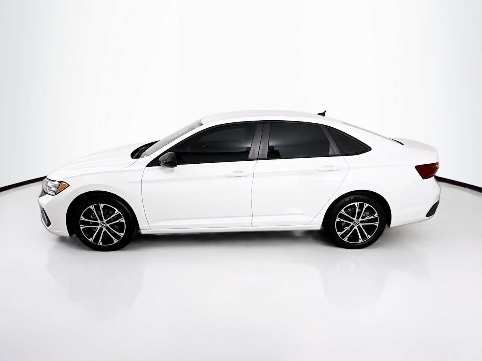 2024 Volkswagen Jetta Sport photo 2