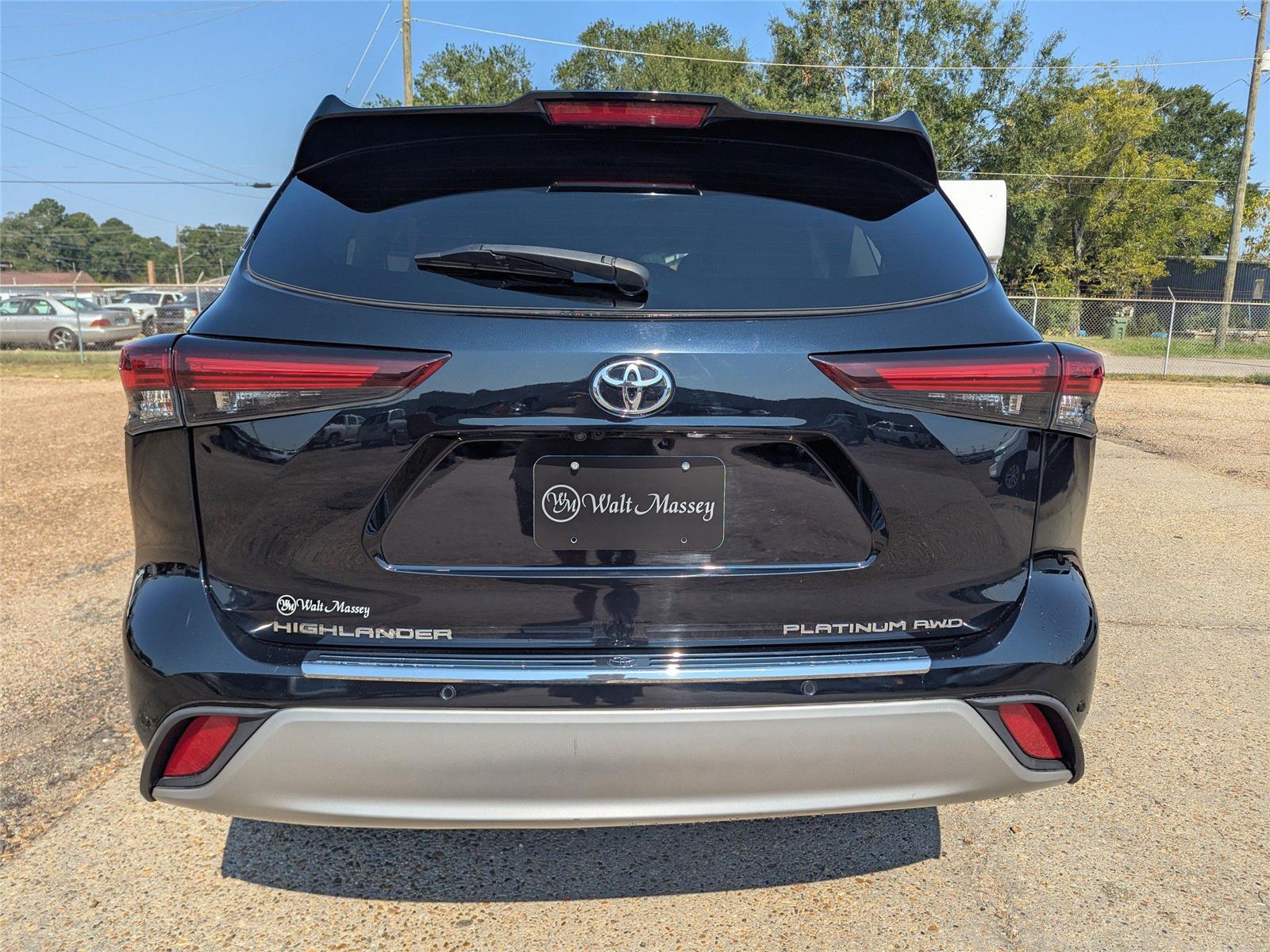 2024 Toyota Highlander LE photo 4