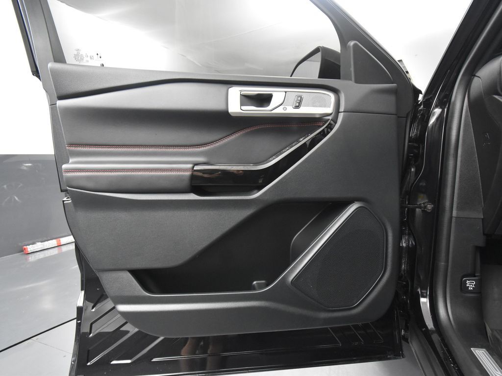 2024 Ford Explorer ST-Line photo 13