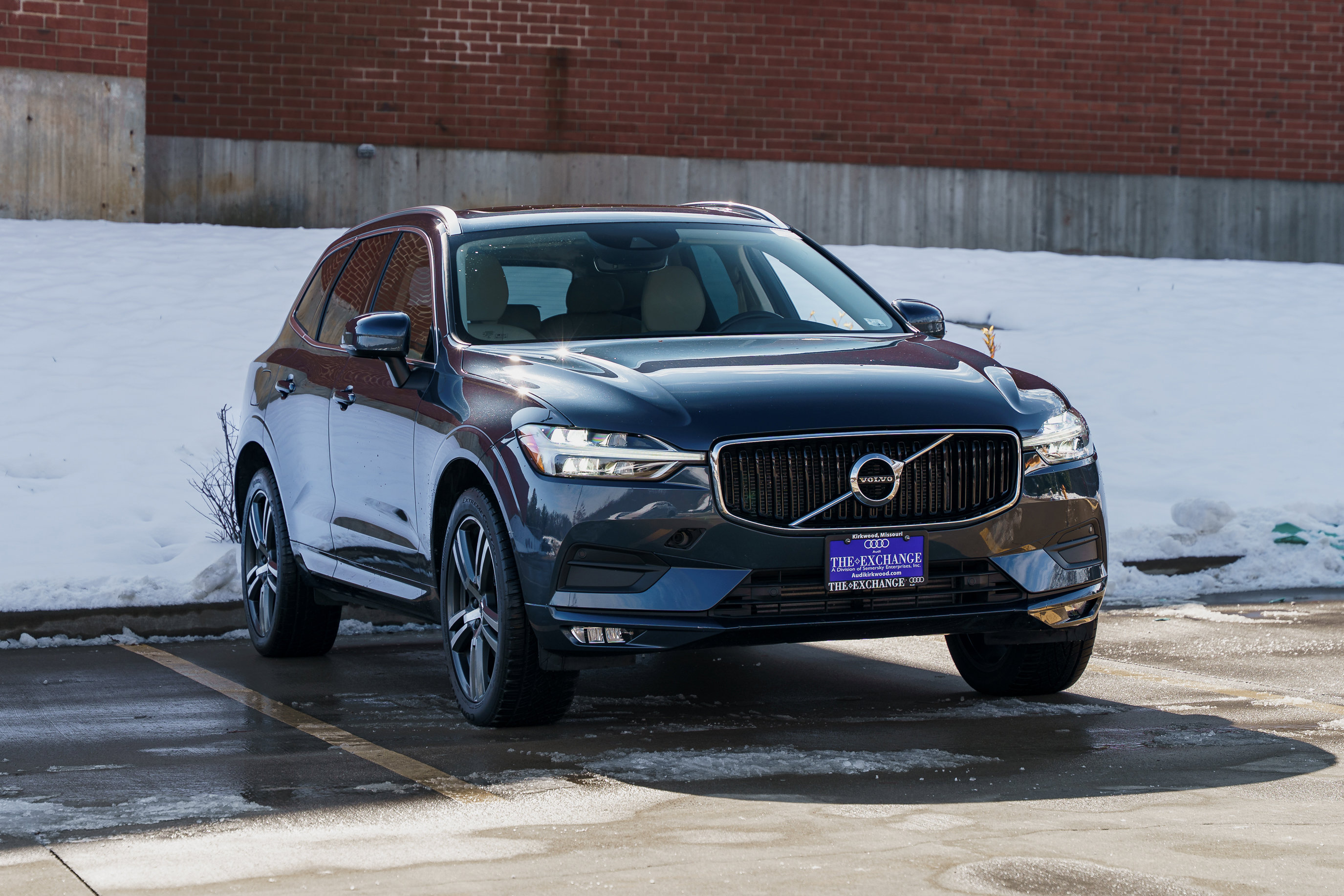 2021 Volvo XC60 Momentum photo 2