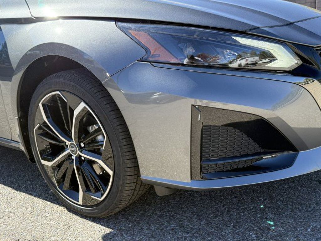2025 Nissan Altima 2.5 SR photo 2
