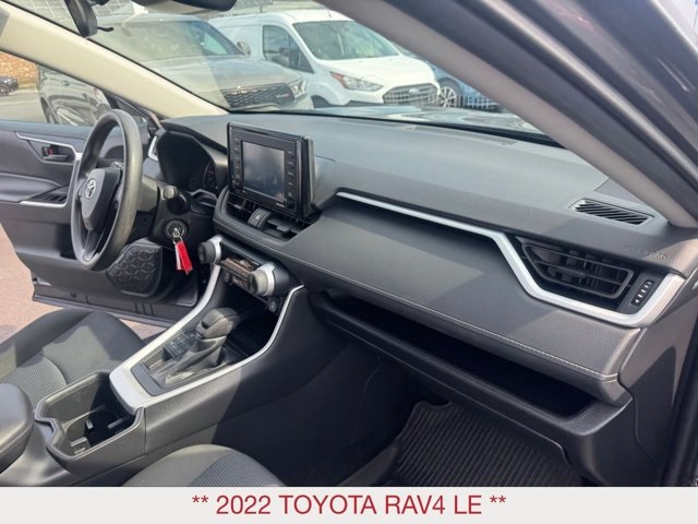 2022 Toyota RAV4 LE photo 18