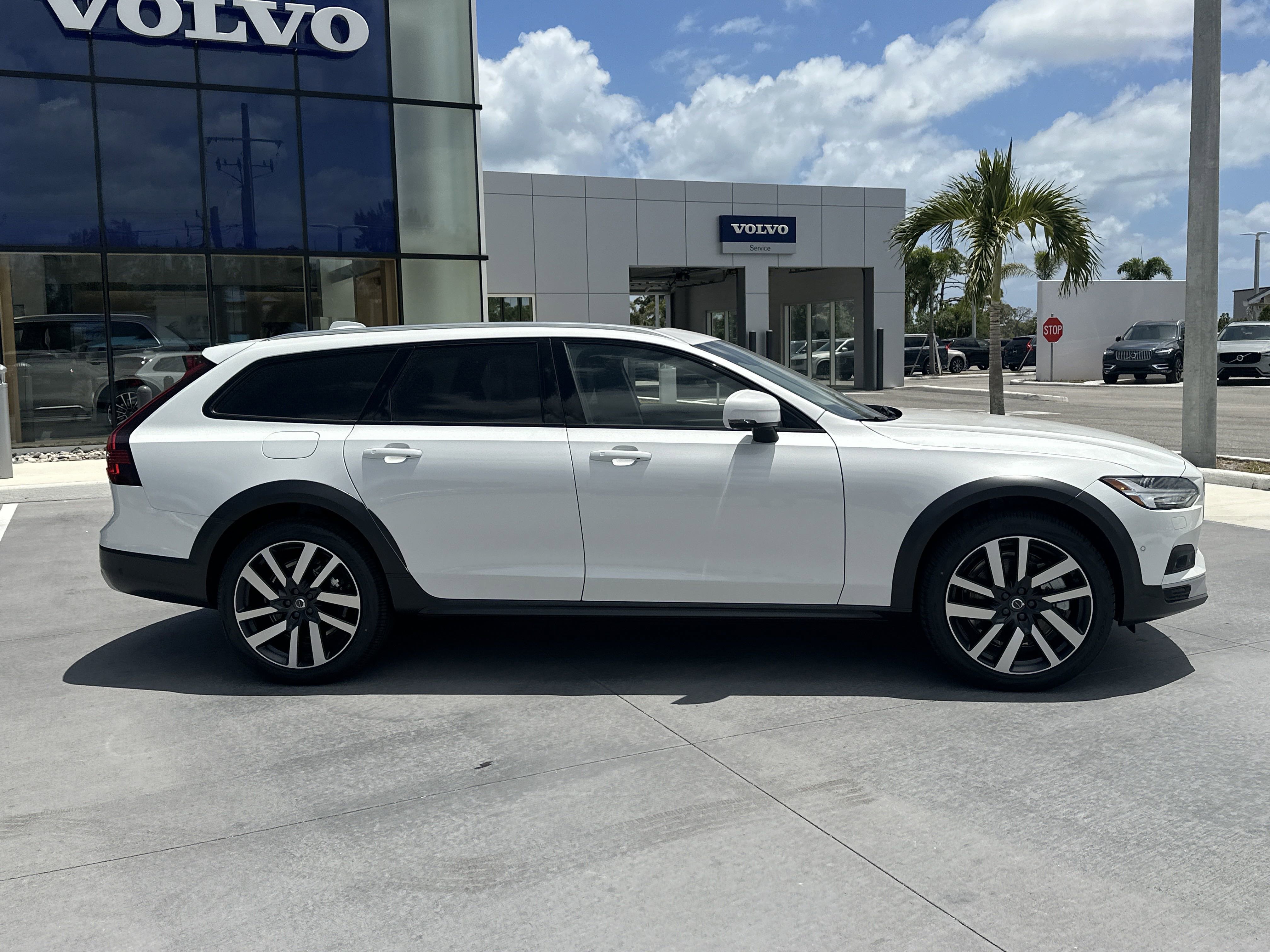 2025 Volvo V90 Cross Country B6 AWD Plus photo 4