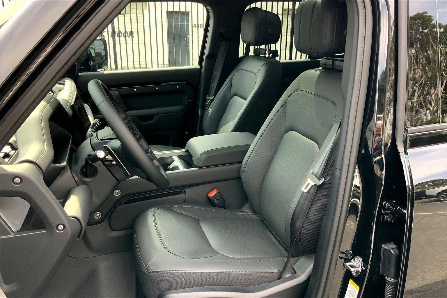 2025 Land Rover Defender 130 V8 photo 2