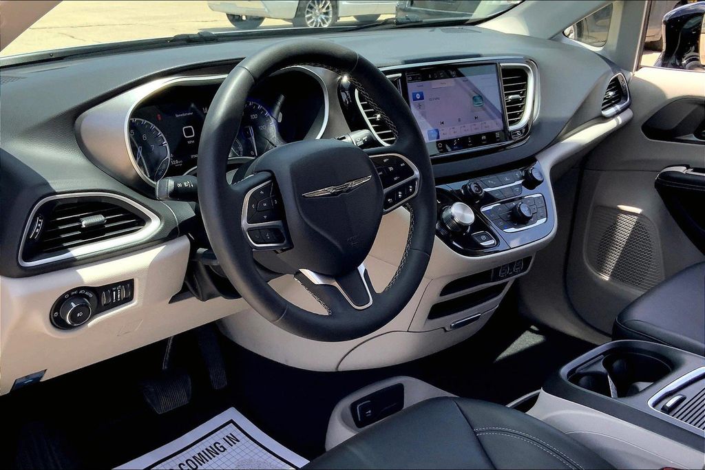 2024 Chrysler Pacifica Touring L photo 9