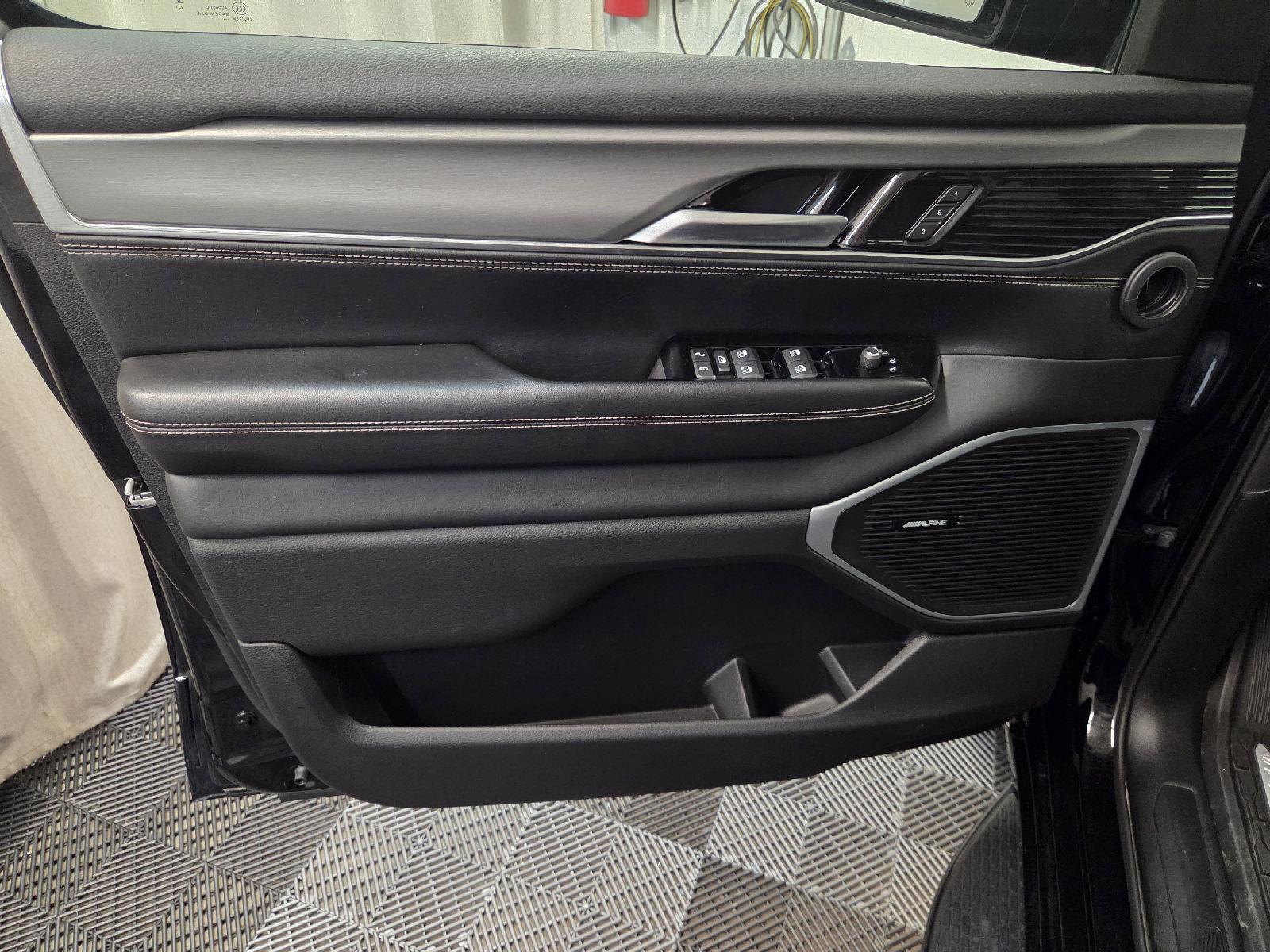 2024 Jeep Wagoneer L Series II Carbide photo 39